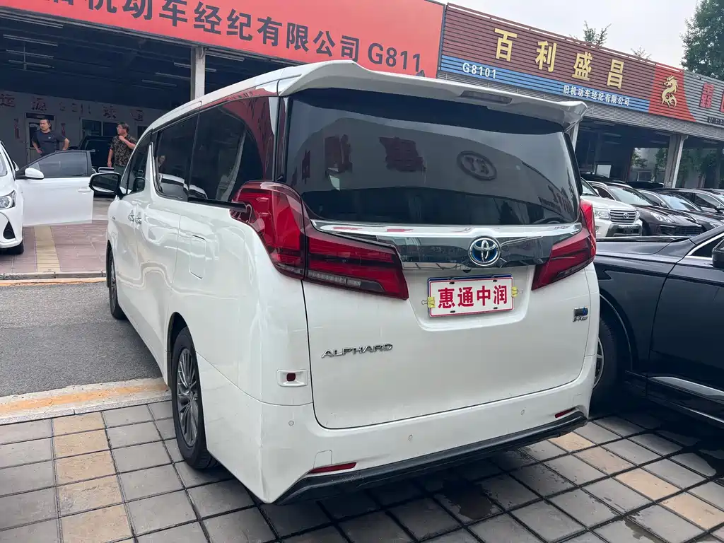 Toyota Alphard — фото 4