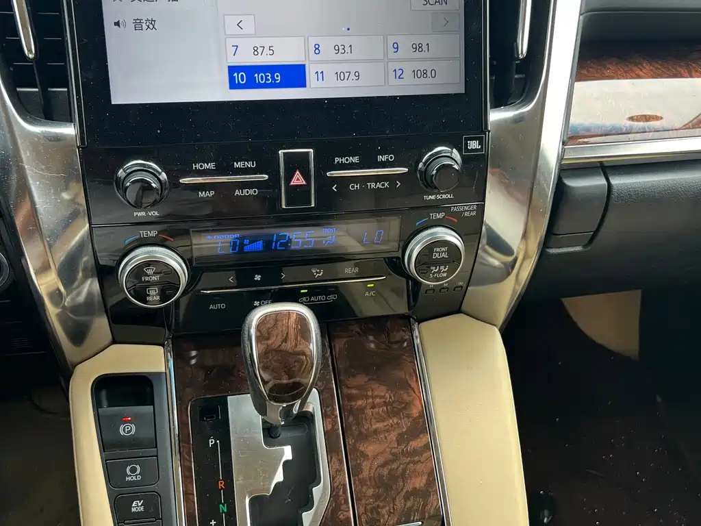Toyota Alphard — фото 10
