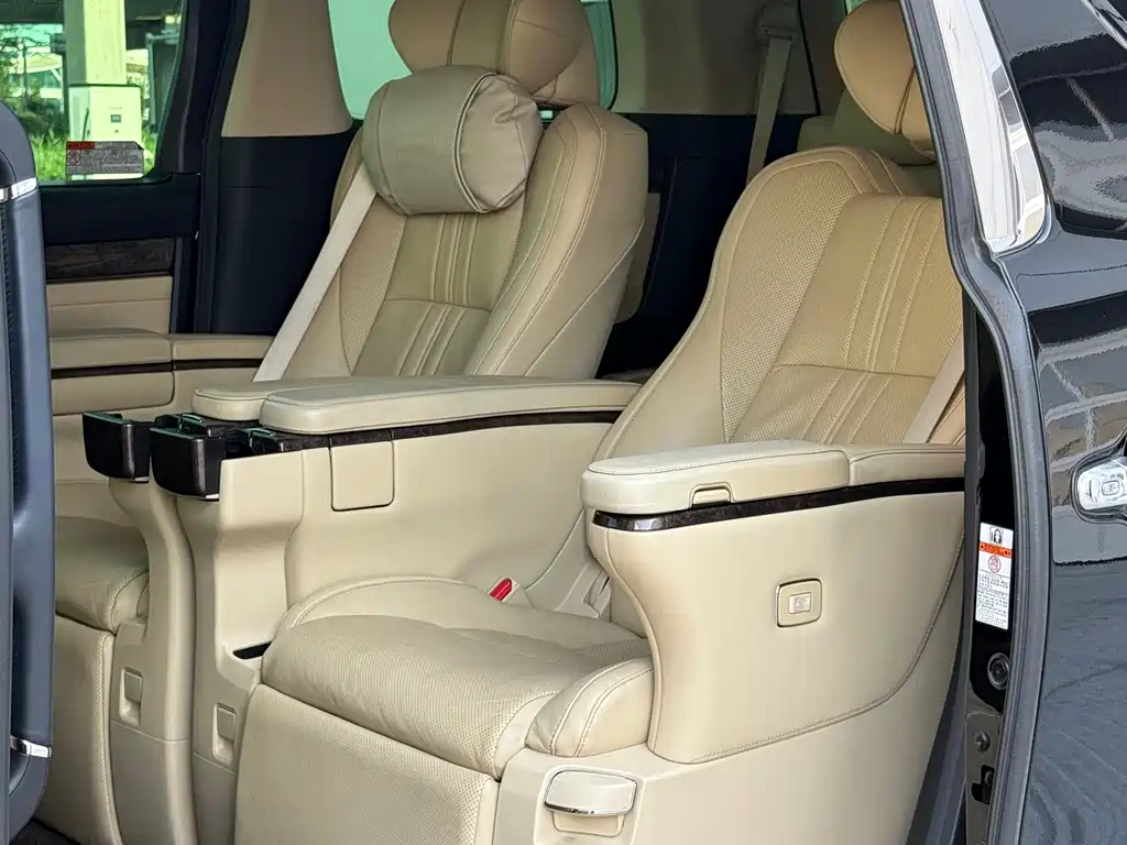 Toyota Vellfire — фото 5