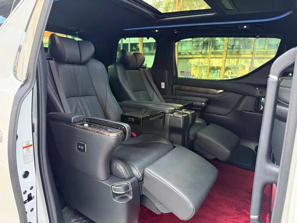 Toyota Alphard — фото 11