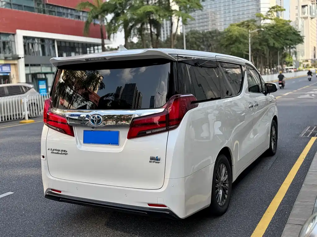 Toyota Alphard — фото 13