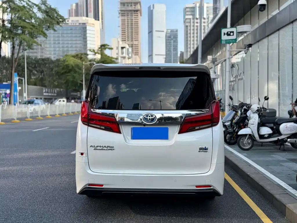 Toyota Alphard — фото 14