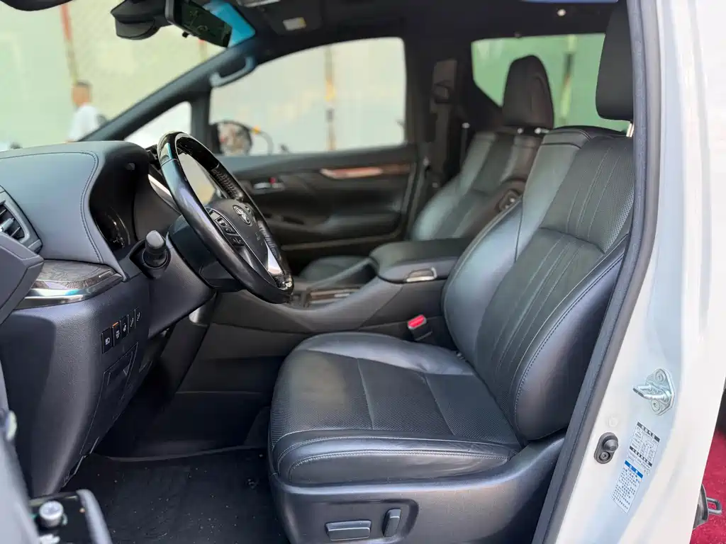 Toyota Alphard — фото 4