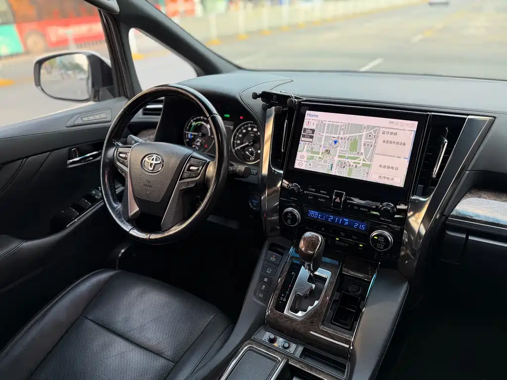 Toyota Alphard — фото 7