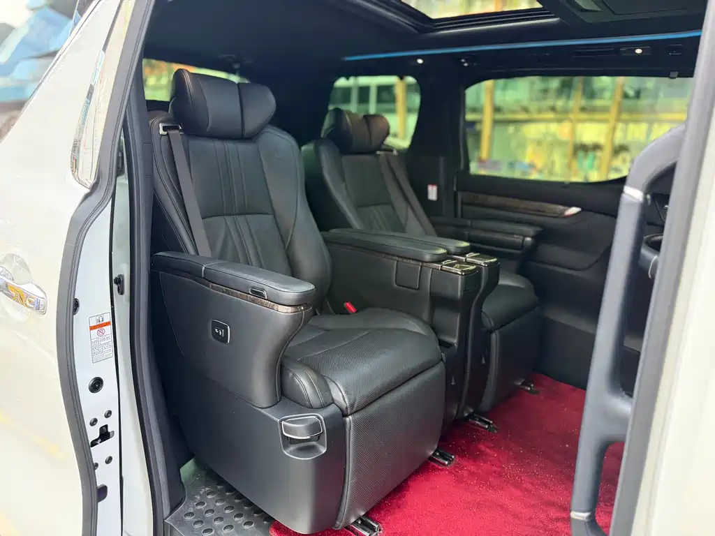 Toyota Alphard — фото 8