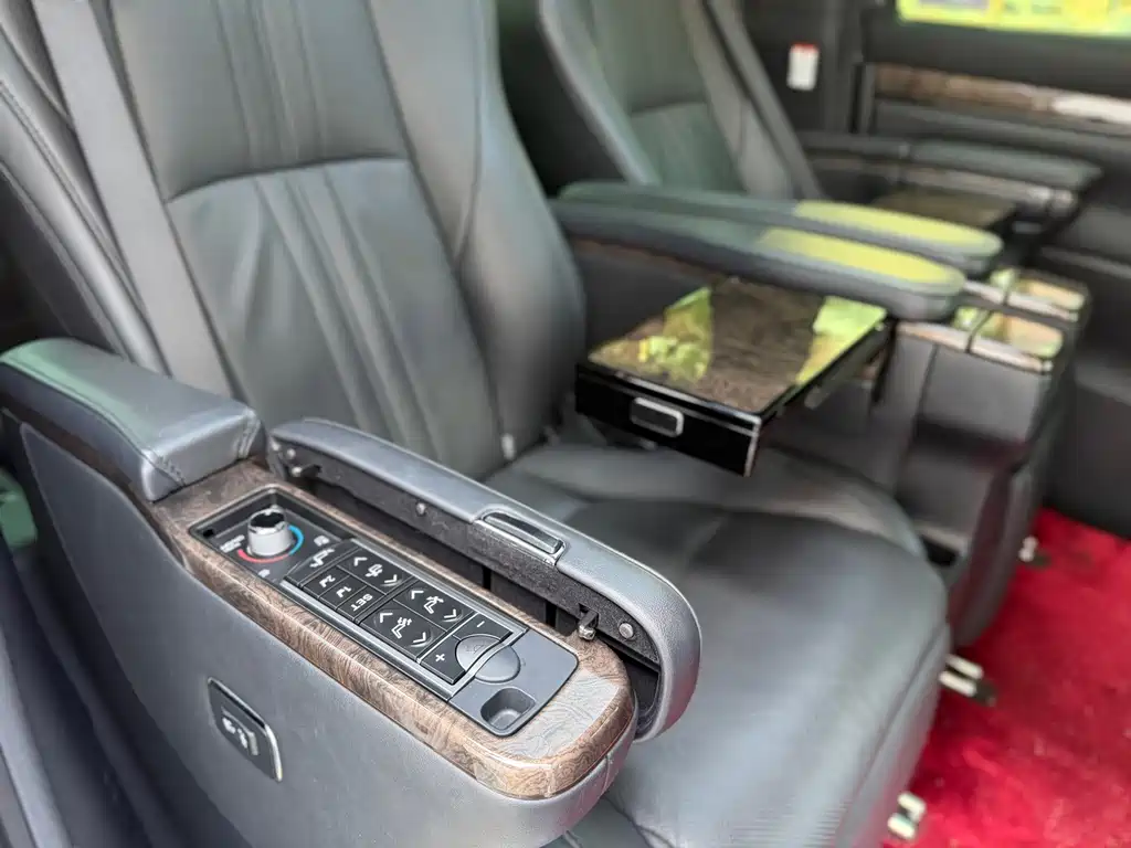Toyota Alphard — фото 9
