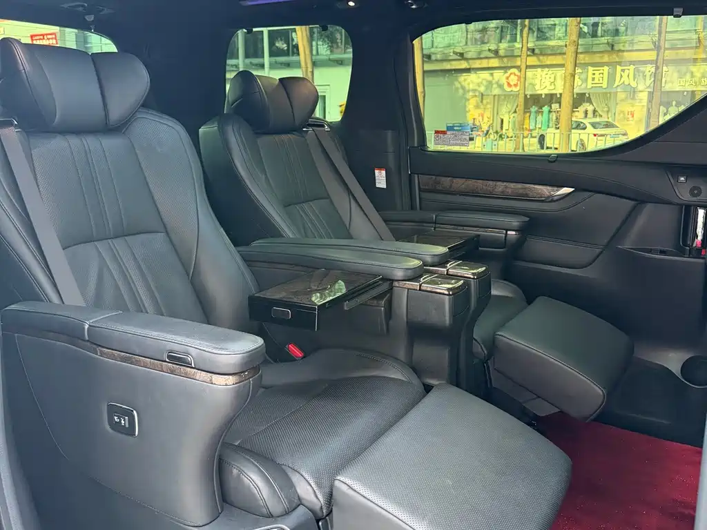 Toyota Alphard — фото 10