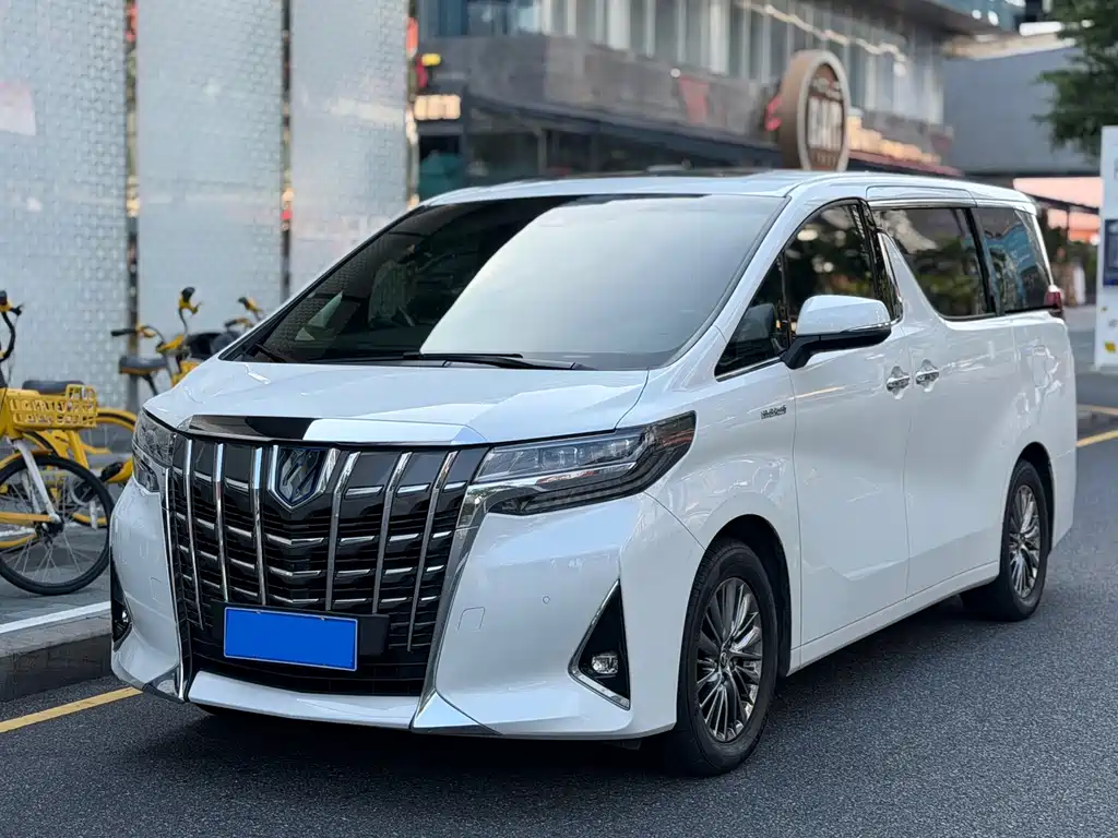 Toyota Alphard — фото 1