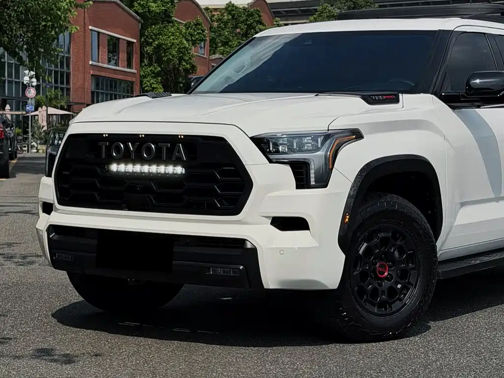Toyota Sequoia — фото 2