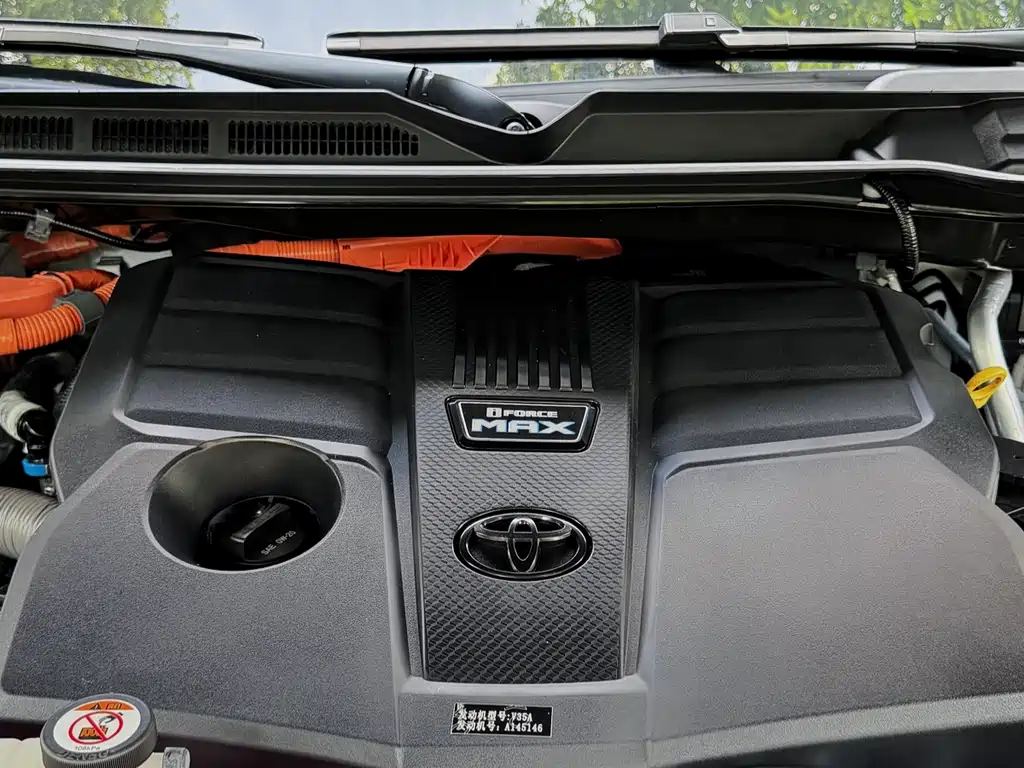 Toyota Sequoia — фото 17