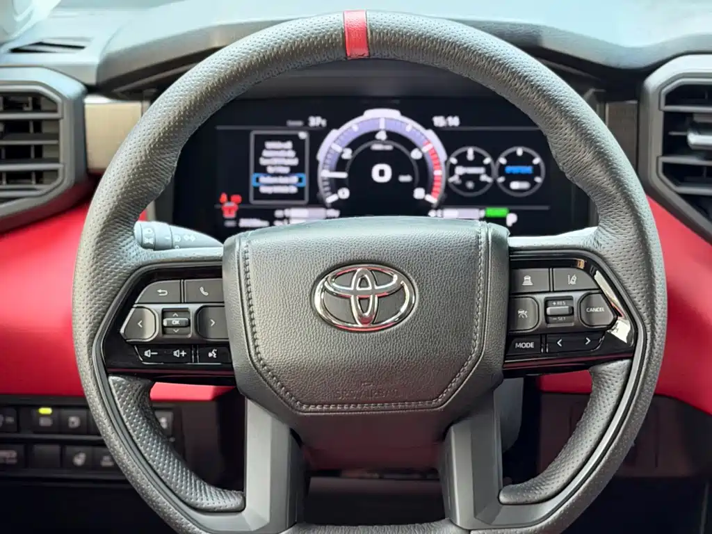 Toyota Sequoia — фото 24