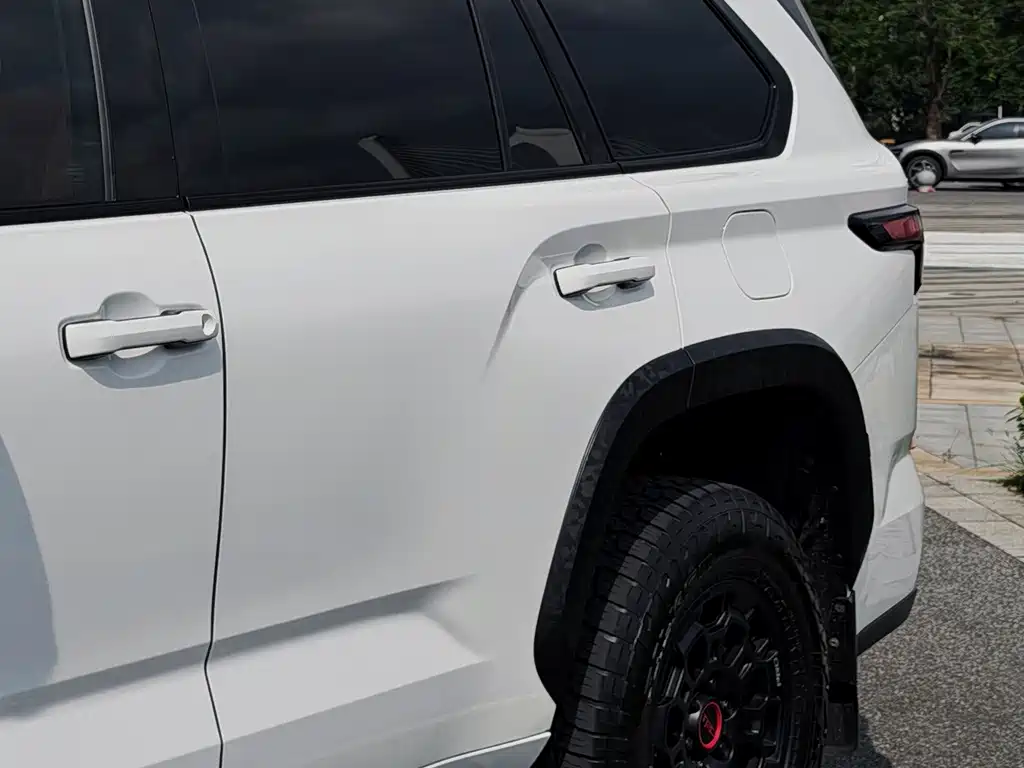 Toyota Sequoia — фото 4