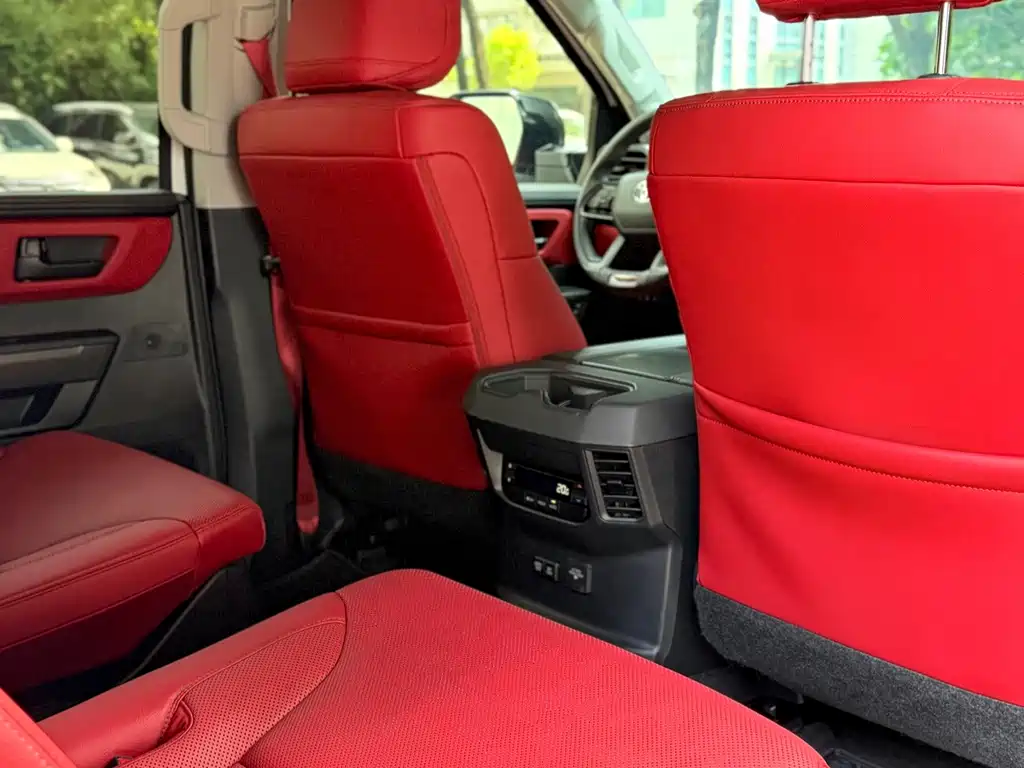 Toyota Sequoia — фото 35