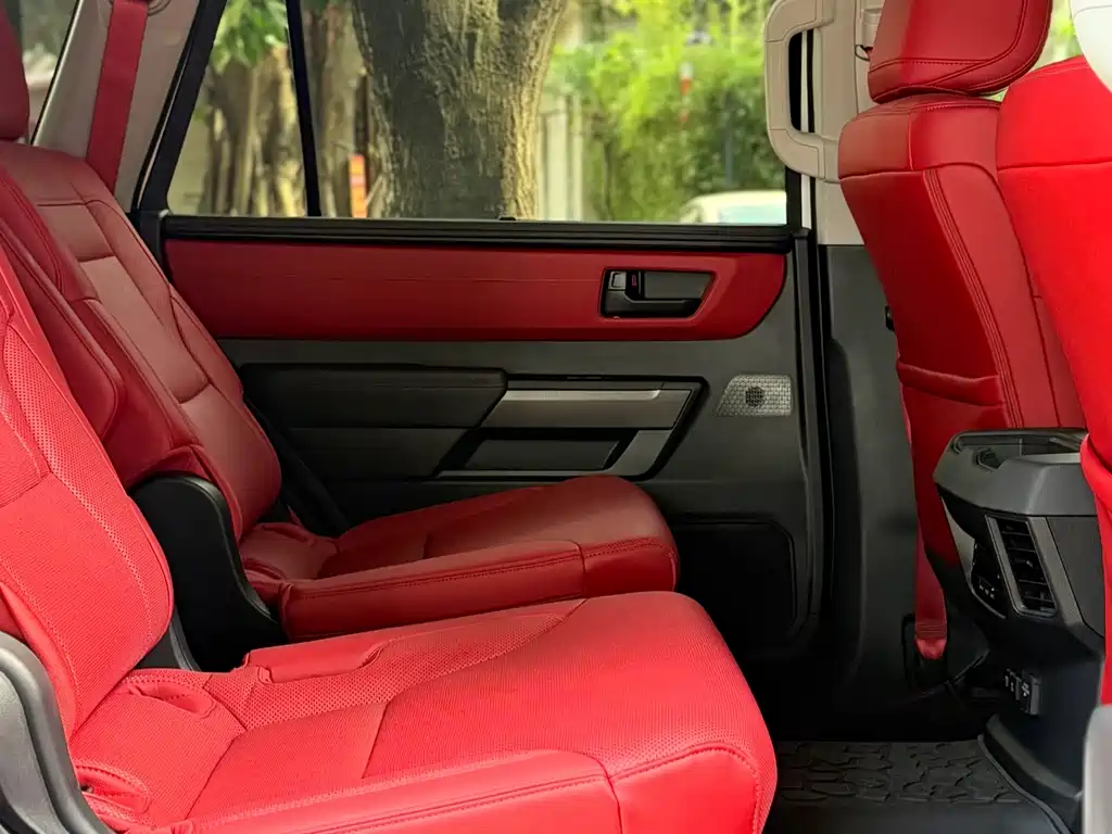 Toyota Sequoia — фото 37