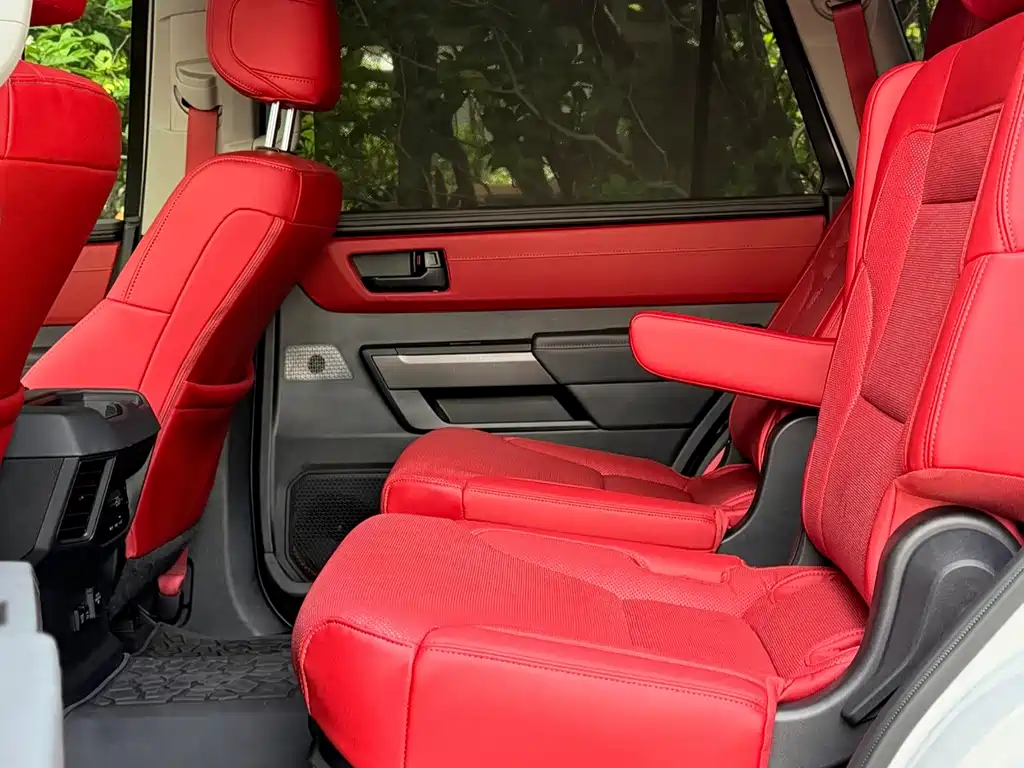 Toyota Sequoia — фото 41