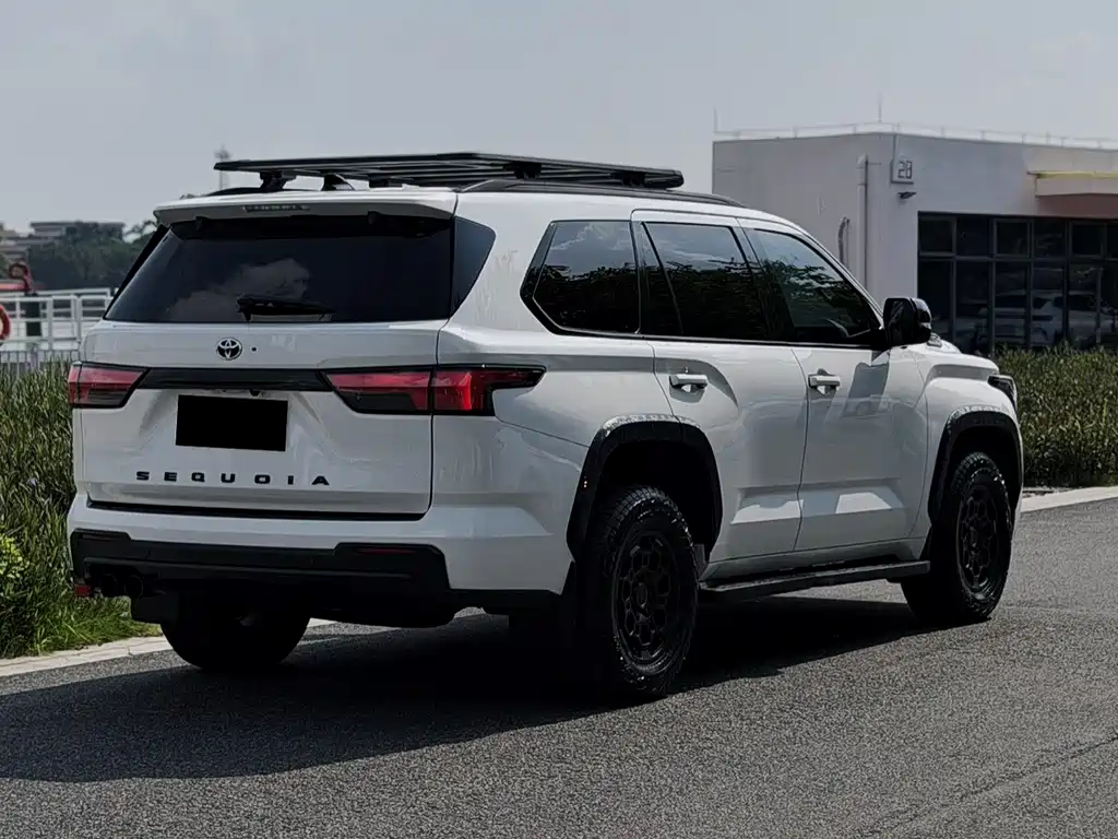 Toyota Sequoia — фото 8