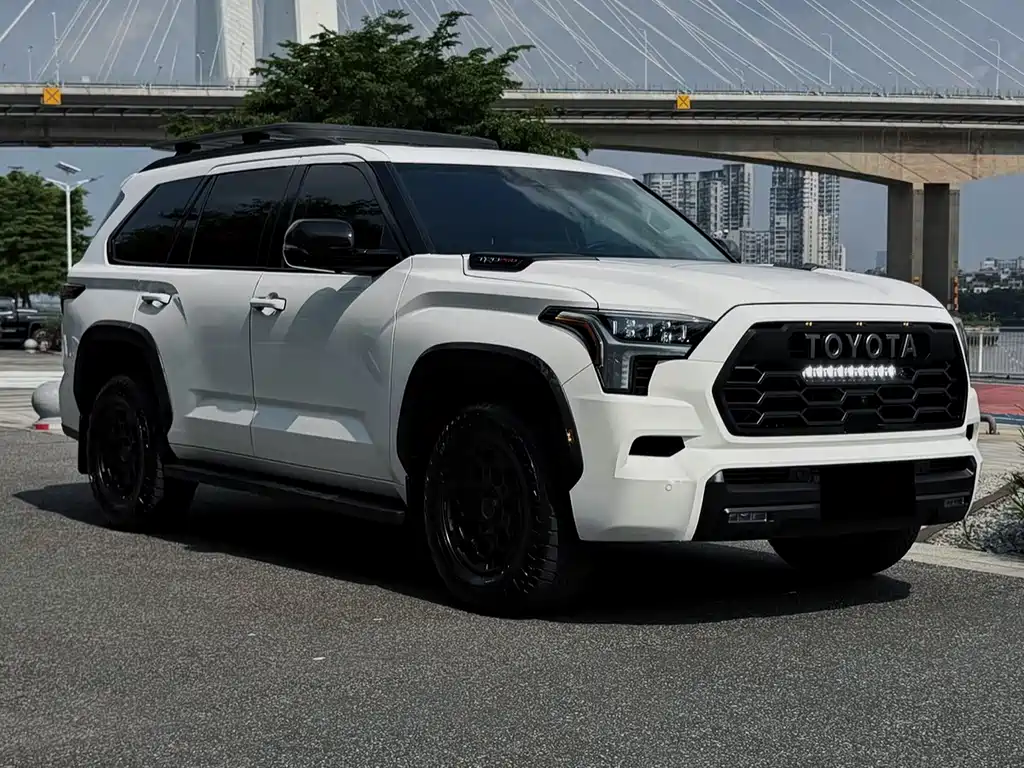 Toyota Sequoia — фото 10