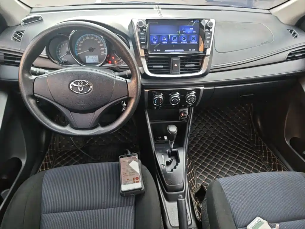 Toyota Yaris L — фото 10
