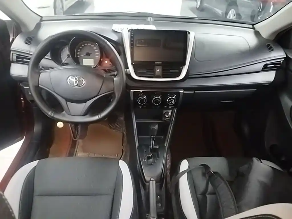 Toyota Yaris L — фото 10