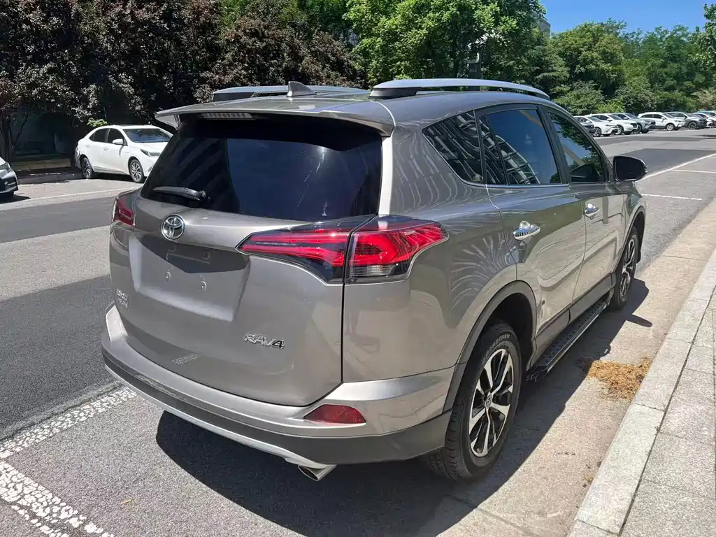 Toyota RAV4 — фото 3