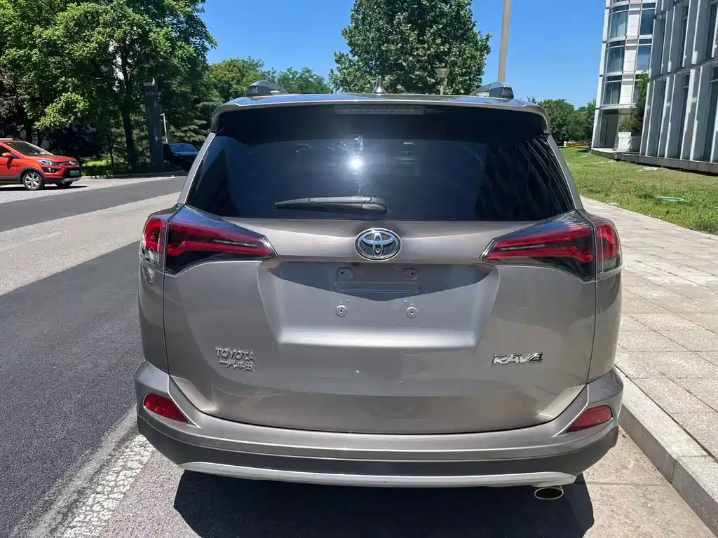 Toyota RAV4 — фото 4