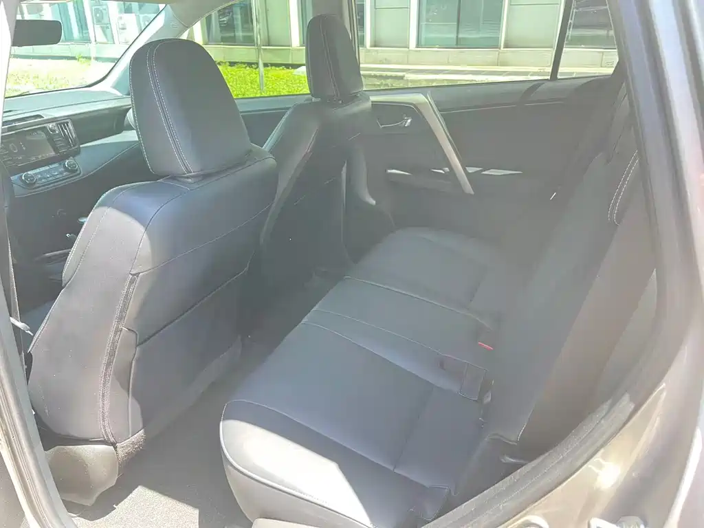 Toyota RAV4 — фото 6