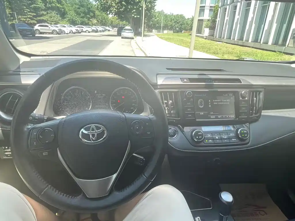 Toyota RAV4 — фото 9