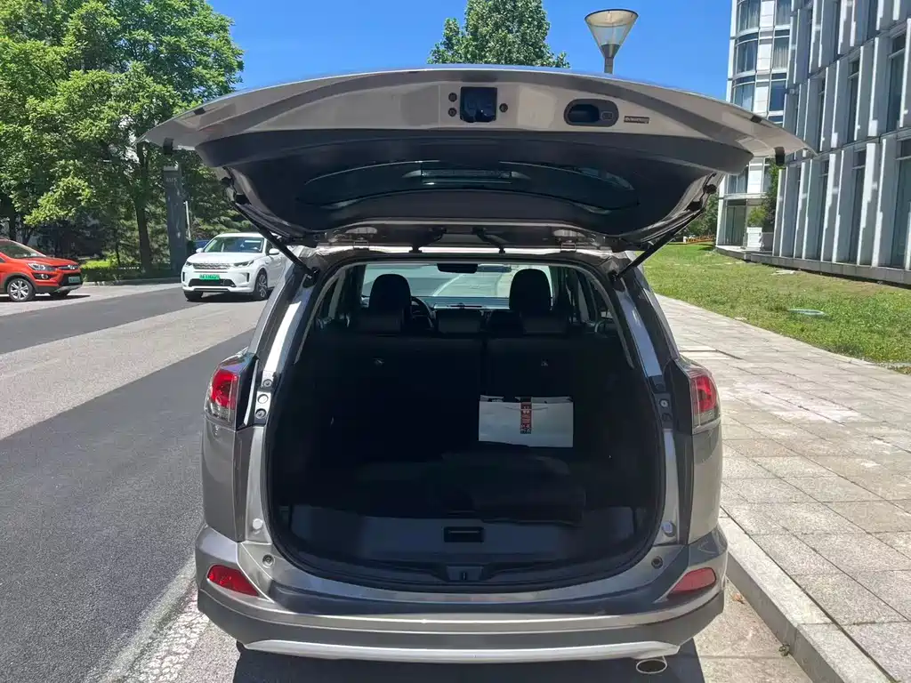 Toyota RAV4 — фото 10