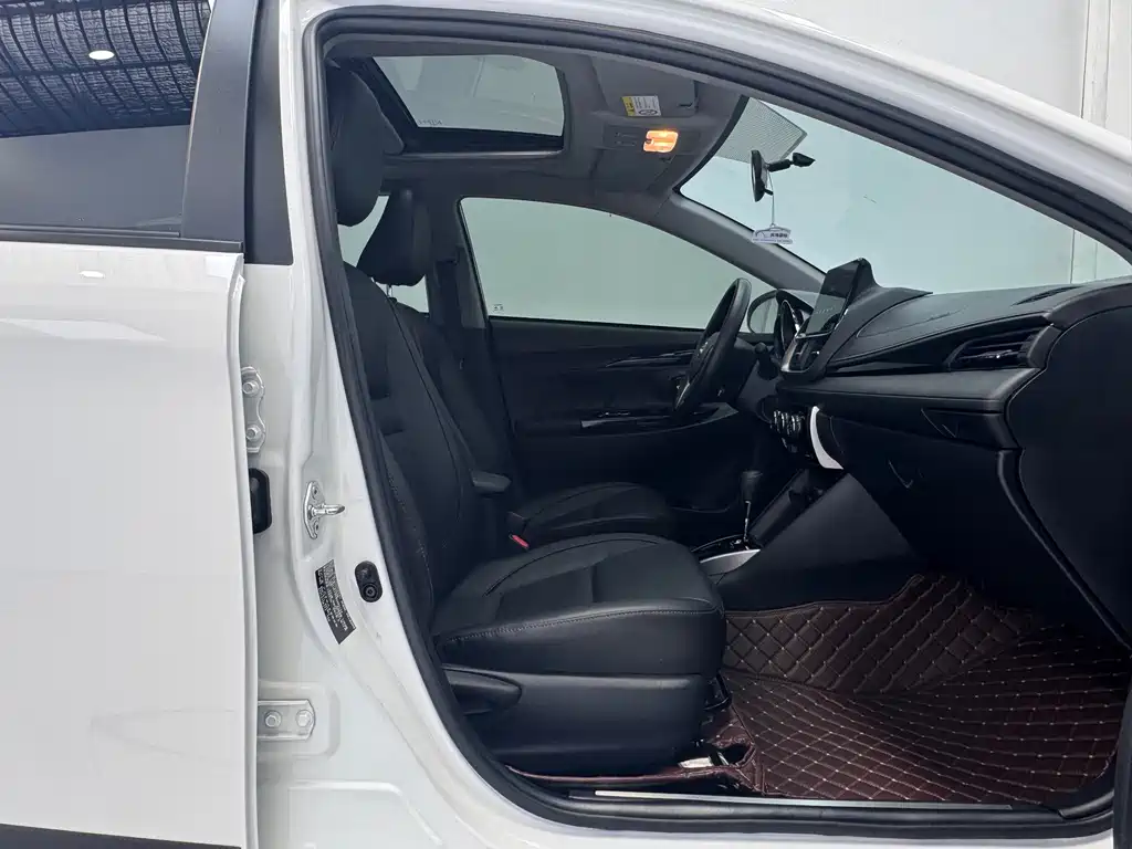 Toyota Yaris L — фото 11