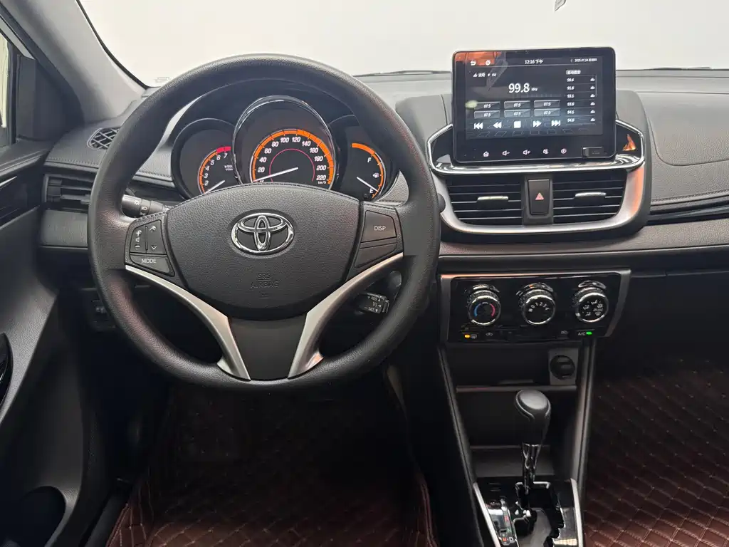Toyota Yaris L — фото 13