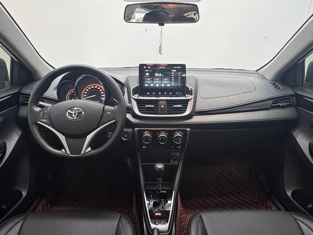 Toyota Yaris L — фото 14