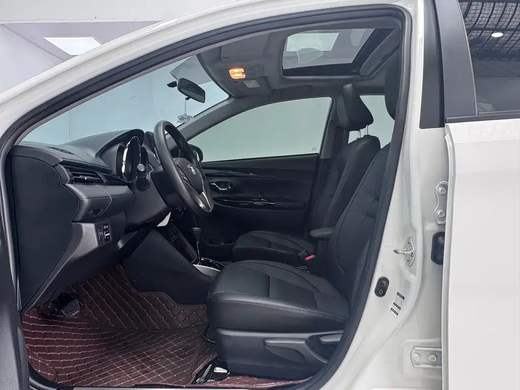 Toyota Yaris L — фото 9