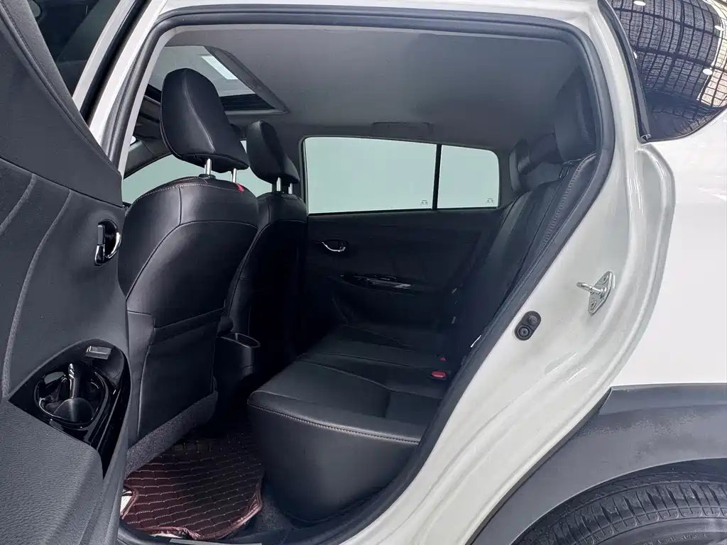 Toyota Yaris L — фото 10