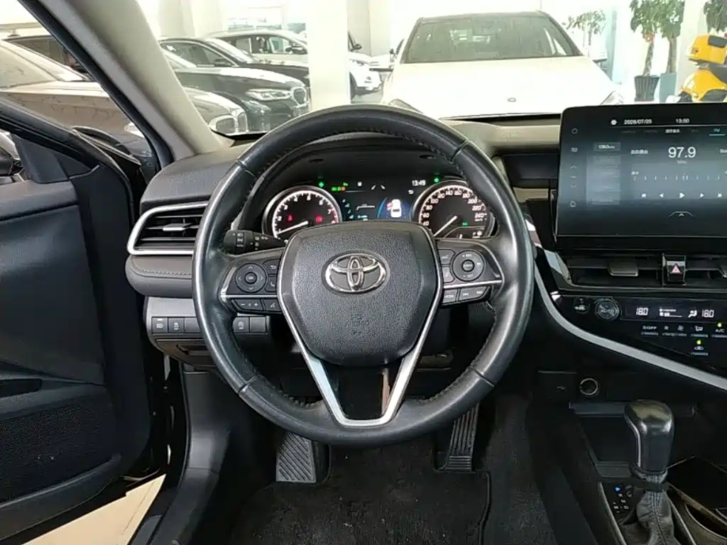 Toyota Camry — фото 11