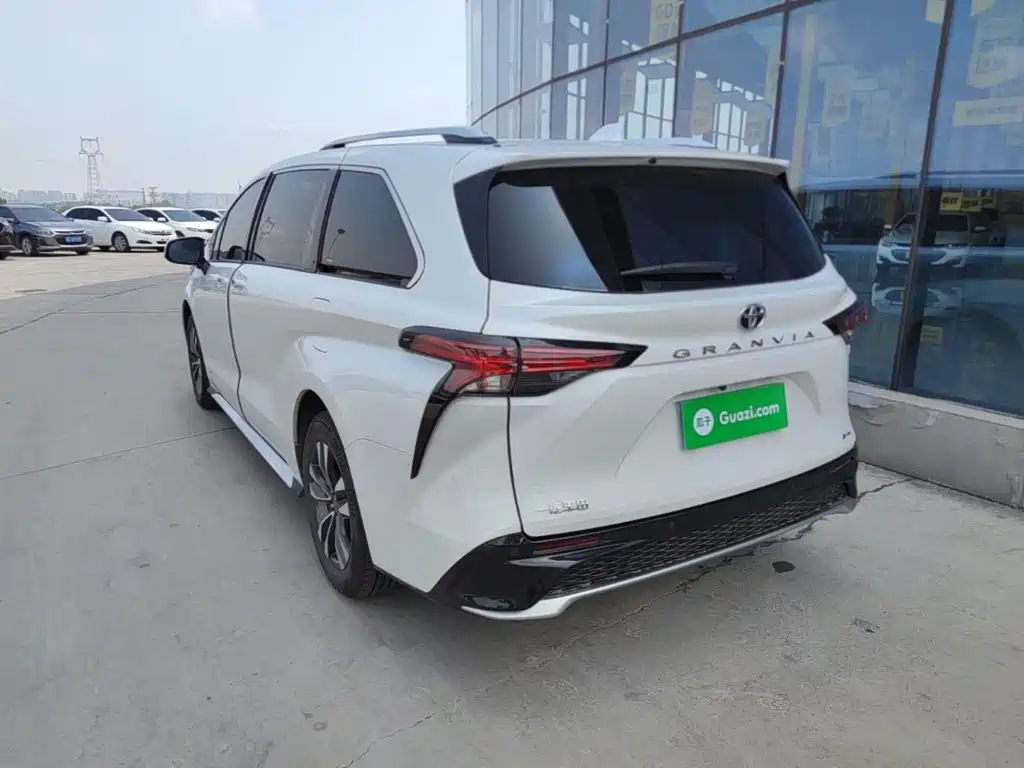 Toyota Granvia — фото 5