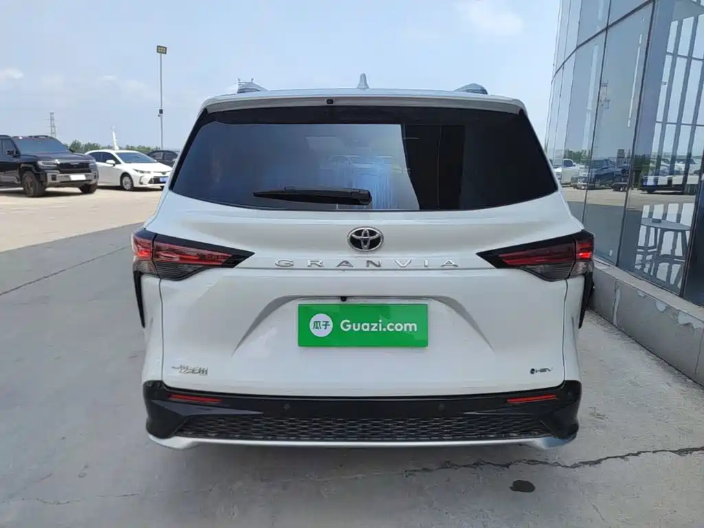 Toyota Granvia — фото 6