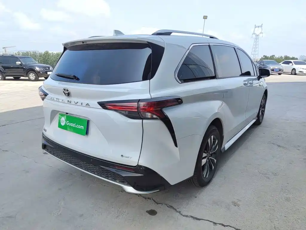 Toyota Granvia — фото 7