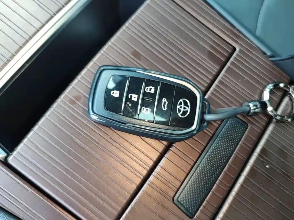Toyota Granvia — фото 9
