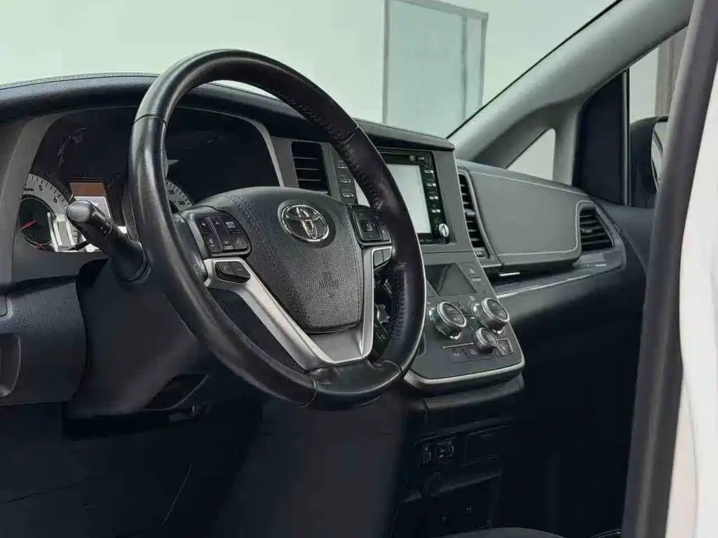 Toyota Sienna — фото 11