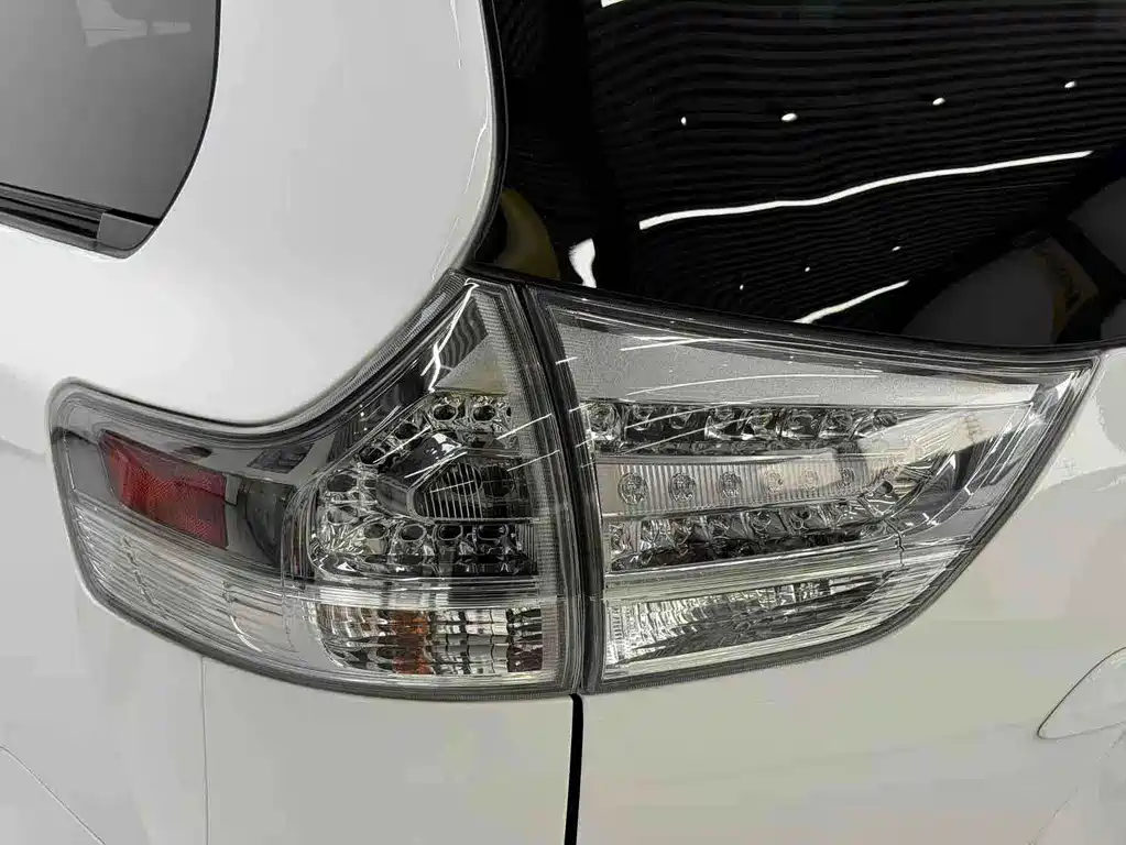Toyota Sienna — фото 5