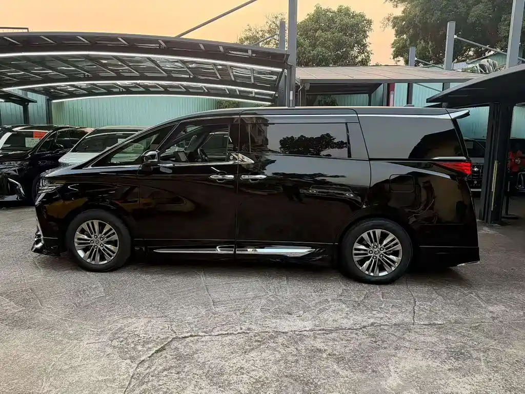 Toyota Alphard — фото 3