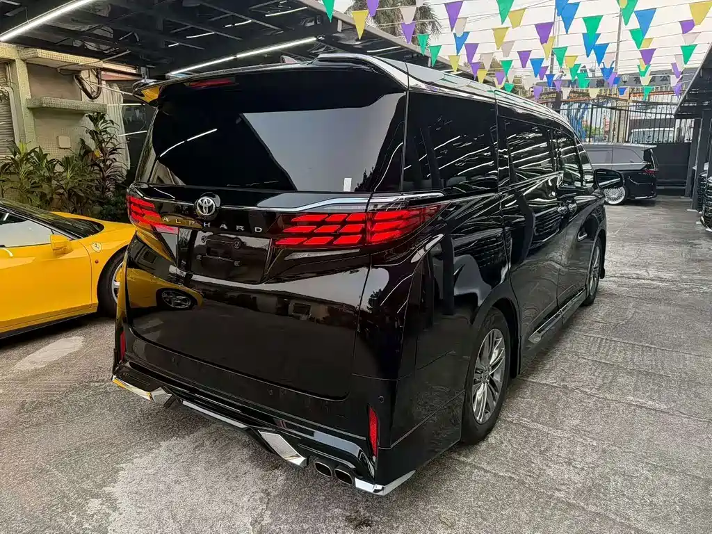 Toyota Alphard — фото 4