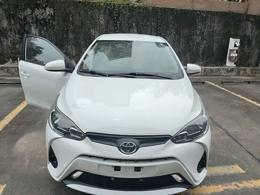 Toyota Yaris L — фото 3