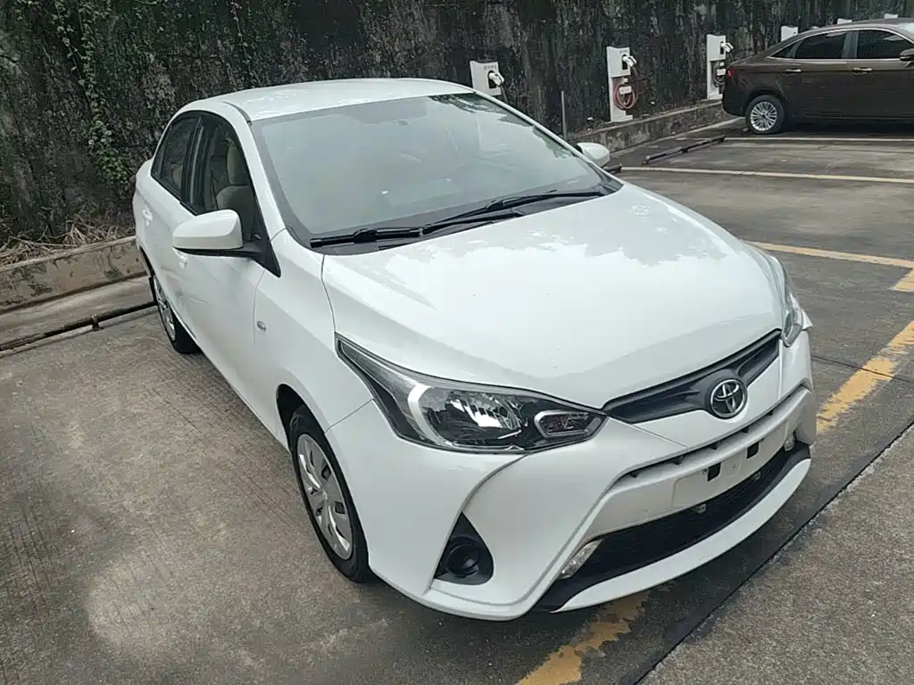Toyota Yaris L — фото 4