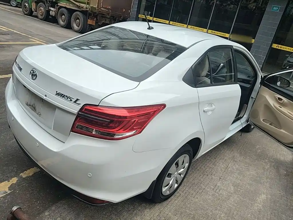 Toyota Yaris L — фото 7