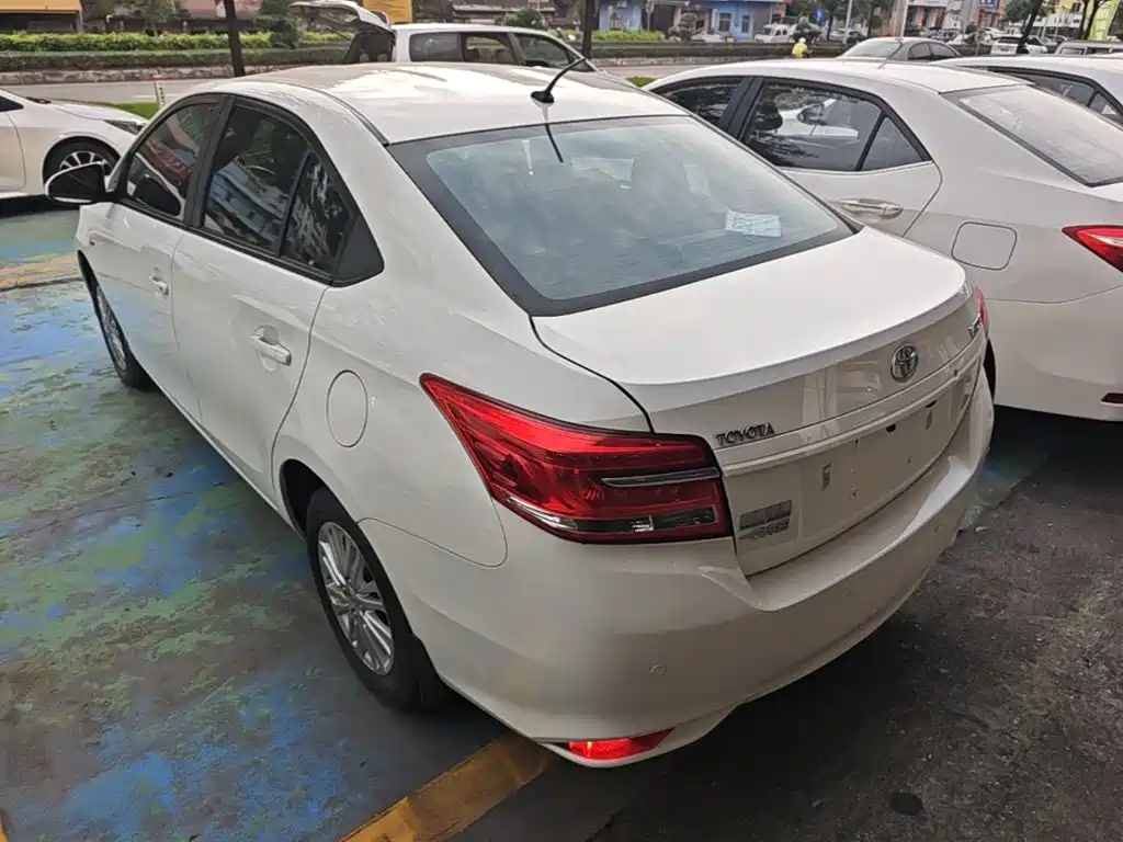 Toyota Vios — фото 5