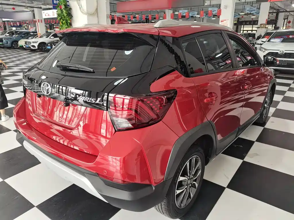 Toyota Yaris L — фото 13