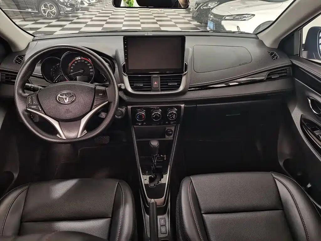 Toyota Yaris L — фото 17