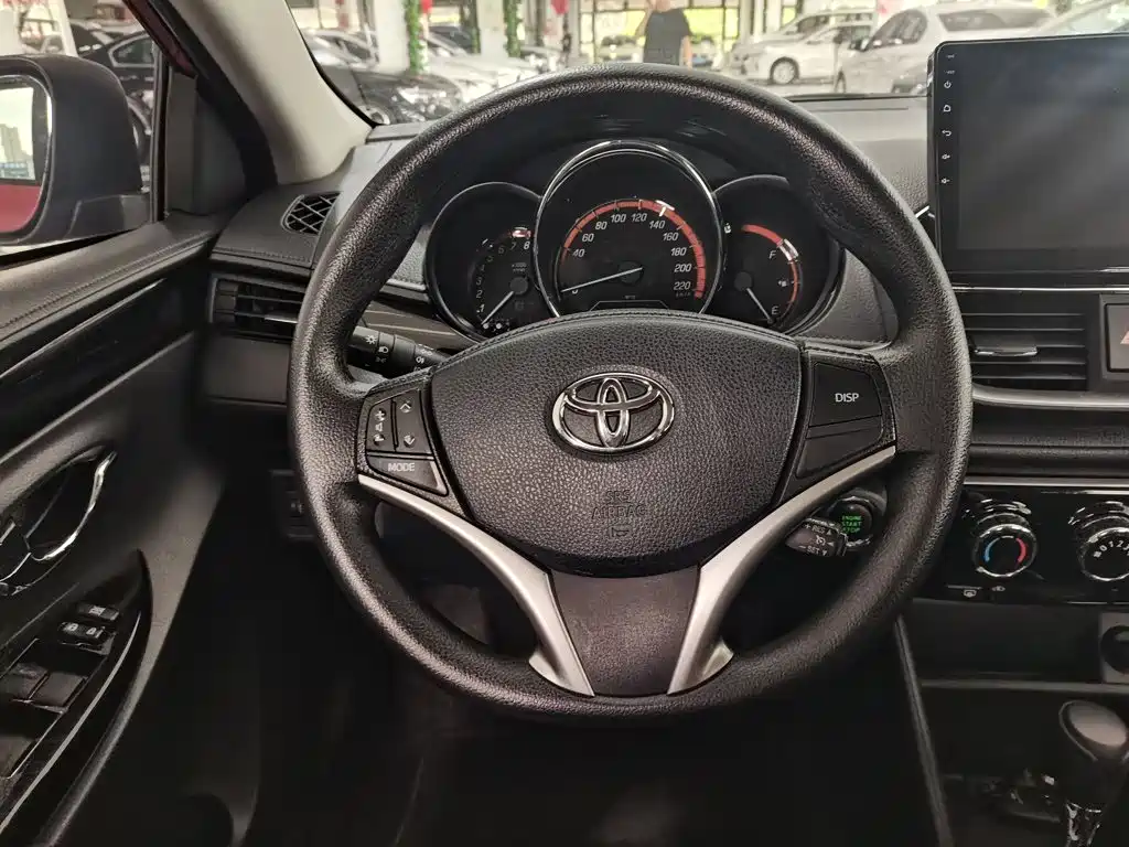 Toyota Yaris L — фото 3