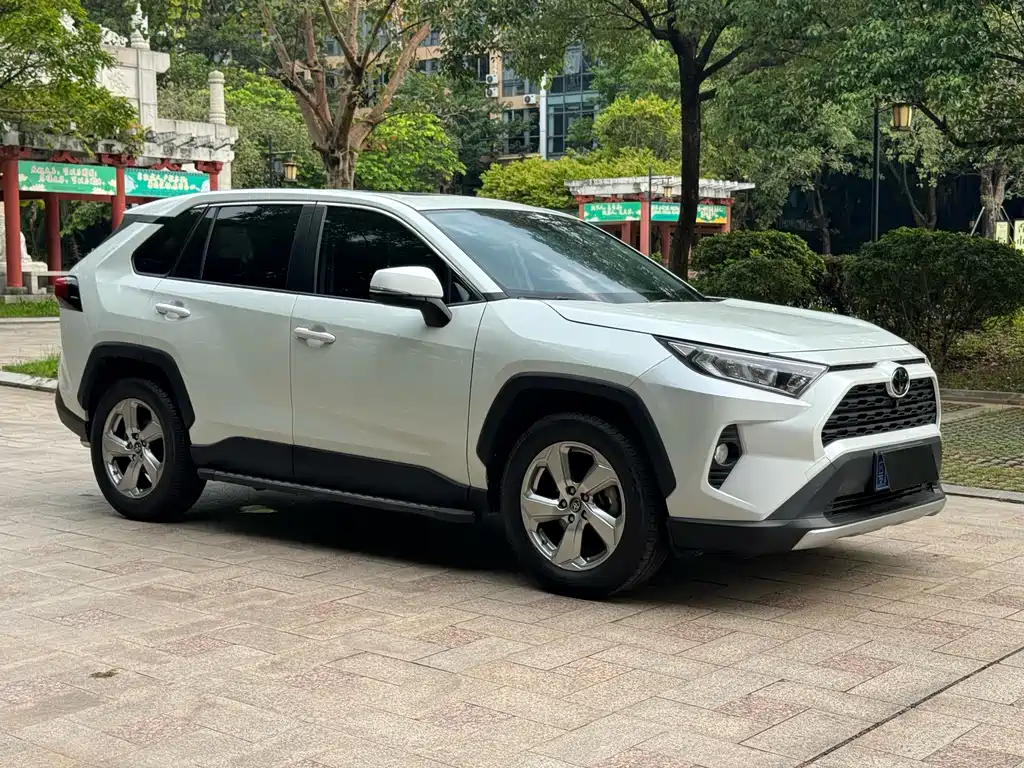 Toyota RAV4 — фото 3